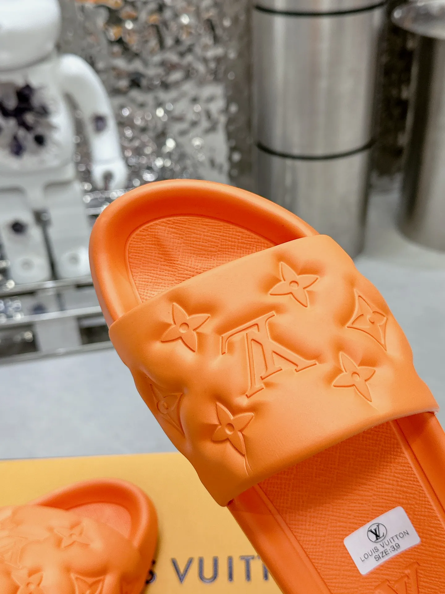 [L Home] P: 280💰 ▪️Shoe size: Women's 35-40 Men's 38-46▪️Packaging: Counter top quality~original packaging 𝟐𝟎𝟐5 Louis Vuitton counter's new embossed slippers, lv monogram embossed slippers, Waterfront sandals are back with a new look, and the upper buckle is embossed with lv's iconic Monogram pattern. Made of waterproof rubber with a comfortable and resilient insole. The lightweight, flexible outsole is embossed with the Louis Vuitton logo. ▪️Fabric: Original molded rubber foam surface ▪️Technology: embossed logo ▪️Sole: Original molded rubber foam outsole ▪️Sole thickness: 3CM.
